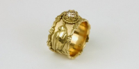Falcon ring in 18 carat gold with buckled falcons and has been awarded with a 1 carat diamond.
