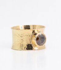 Band ring in 18k goud en 2ct bruine diamant.