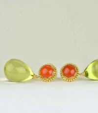 Earrings in 18k gold with green amber drops with orange carnelian studs