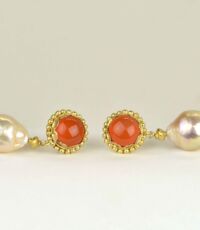 Earrings in 18k gold with orange pearls and orange carnelian studs